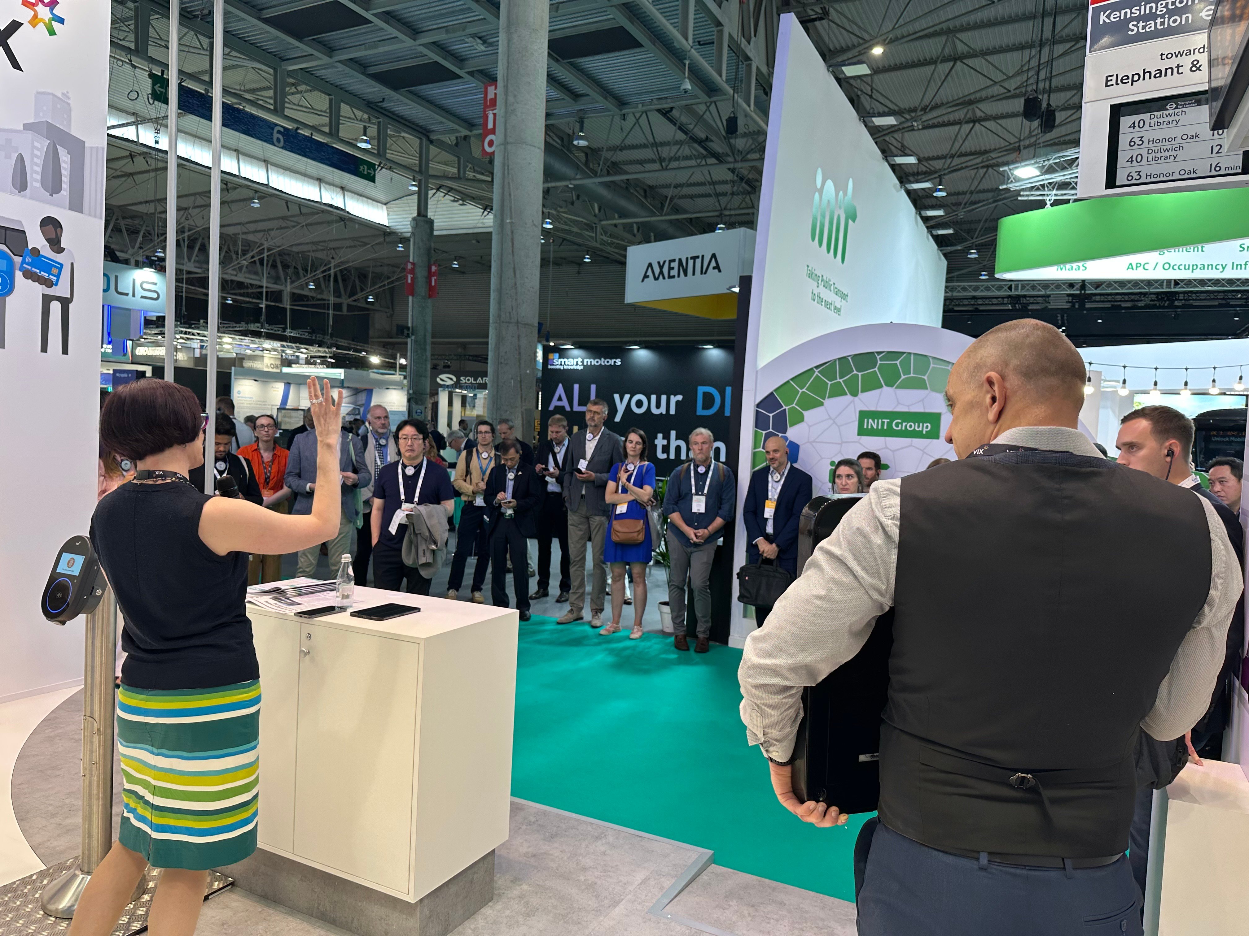 Sue Walnut, Product Director, presenting to the UITP Innovation Tour participants (alternative view)